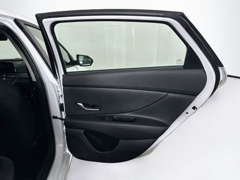 Used 2024 Hyundai Elantra SEL FWD image 29