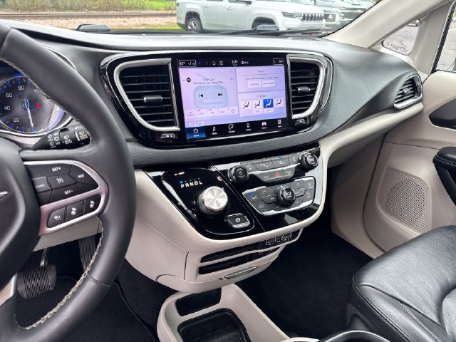 Used 2022 Chrysler Pacifica Touring-L FWD image 18