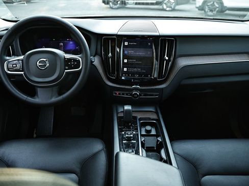 Used 2024 Volvo XC60 B5 Plus image 15