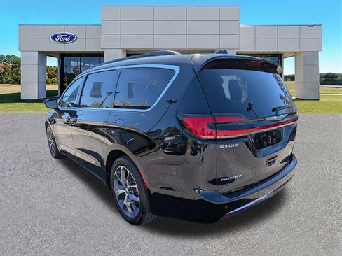 Used 2022 Chrysler Pacifica Touring-L w/ Uconnect Theater Family Group image 3