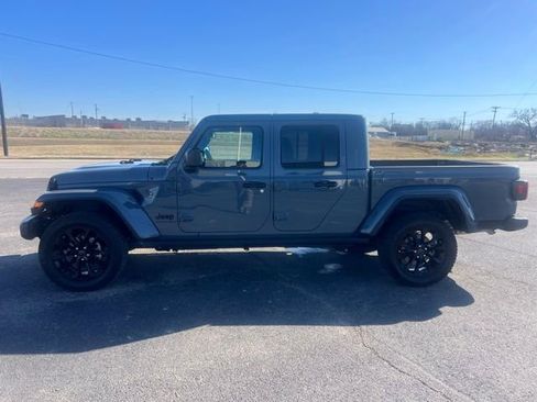 Used 2025 Jeep Gladiator Sport image 4