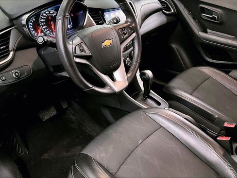 Used 2019 Chevrolet Trax LT w/ LT Convenience Package image 12