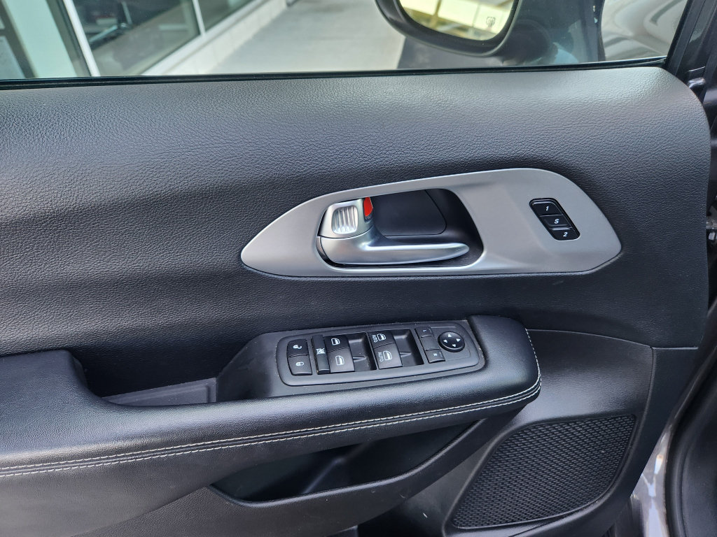 Used 2021 Chrysler Pacifica Touring-L w/ Premium & Safety Sphere Group FWD image 19