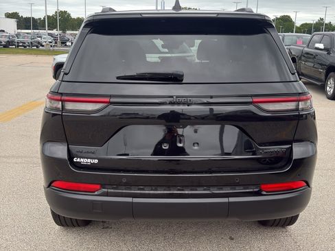 Used 2025 Jeep Grand Cherokee Limited w/ Black Appearance Package AWD/4WD image 6