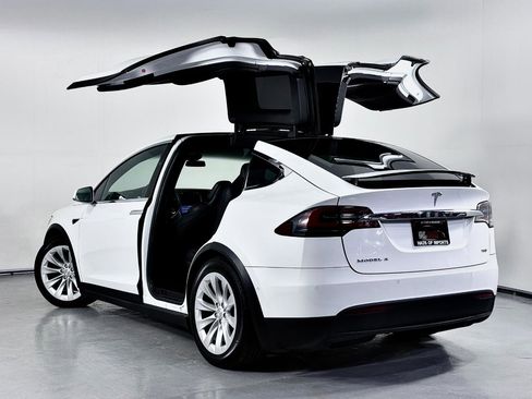 Used 2018 Tesla Model X 75D image 21