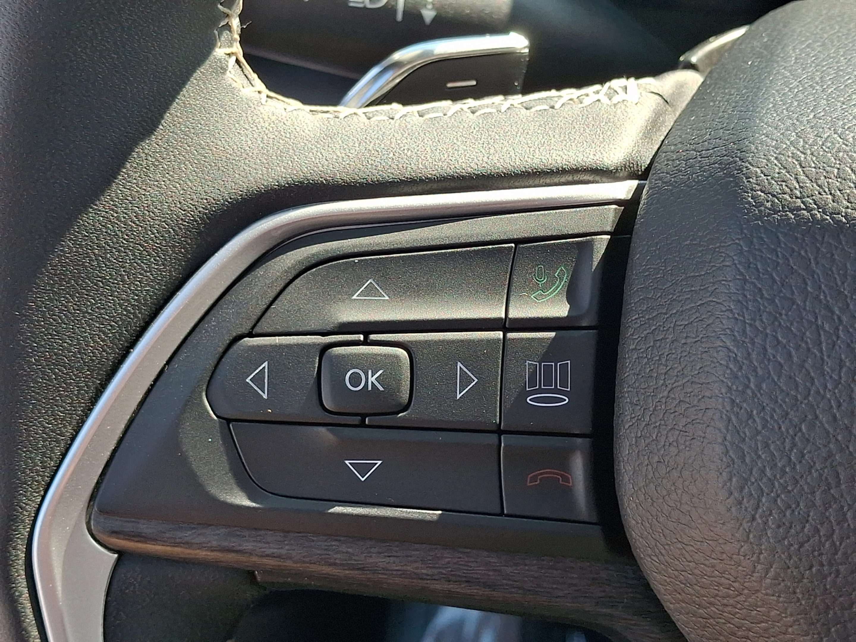 Used 2023 Jeep Grand Cherokee Limited w/ Black Appearance Package AWD/4WD image 20