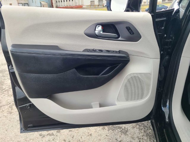 Used 2022 Chrysler Pacifica Touring-L FWD image 16