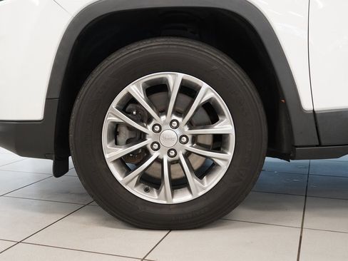 Used 2020 Jeep Cherokee Latitude Plus image 19