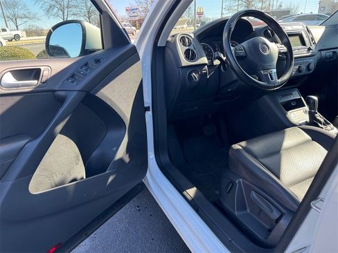 Used 2016 Volkswagen Tiguan S image 12