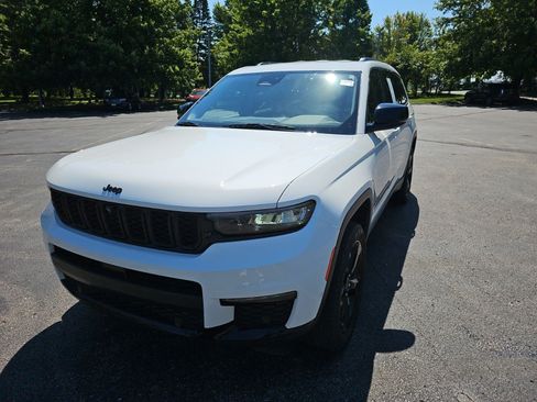 Used 2023 Jeep Grand Cherokee L Limited w/ Luxury Tech Group II AWD/4WD image 2
