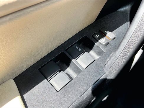 Used 2015 Toyota Corolla LE image 33