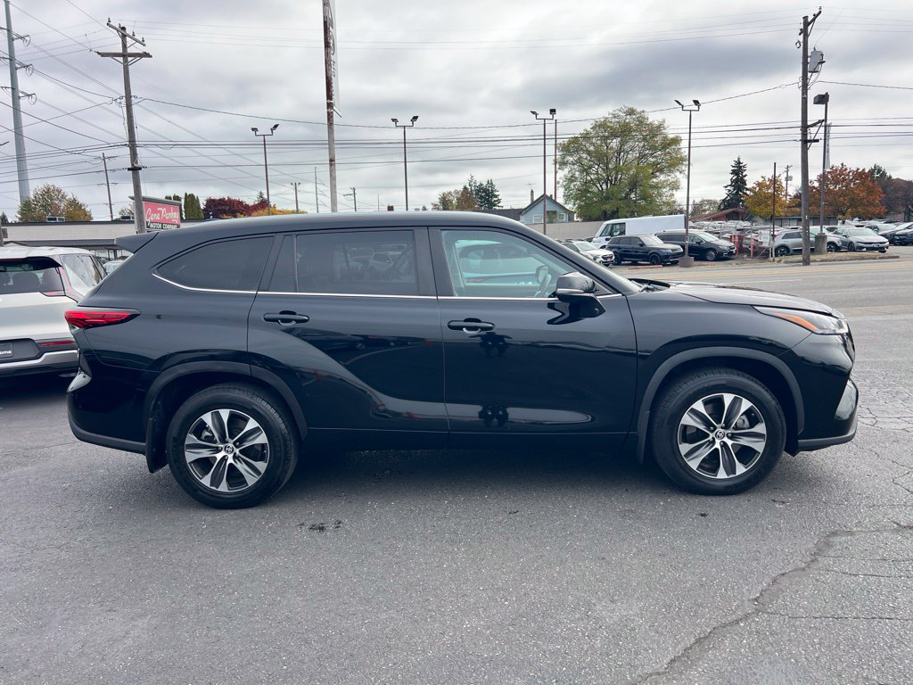 Used 2023 Toyota Highlander XLE AWD/4WD image 4