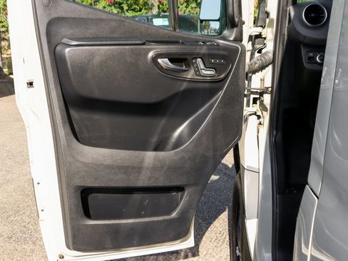 Used 2022 Mercedes-Benz Sprinter 2500 image 21