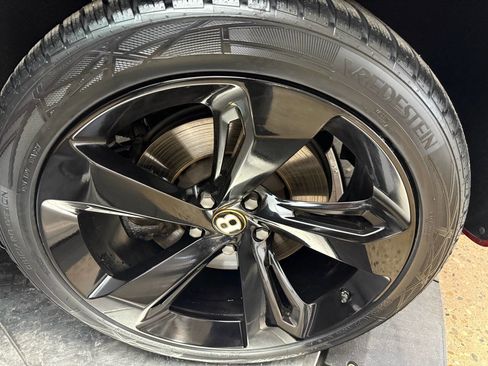 Used 2019 Bentley Bentayga image 29