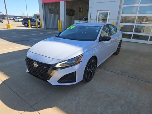 Used 2024 Nissan Altima 2.5 SR image 3