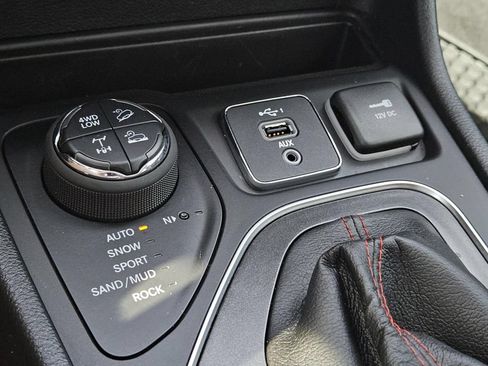 Used 2022 Jeep Cherokee Trailhawk w/ Sound & Nav Group AWD/4WD image 19