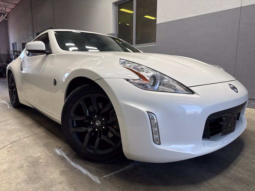 Used 2016 Nissan 370Z Coupe RWD image 2