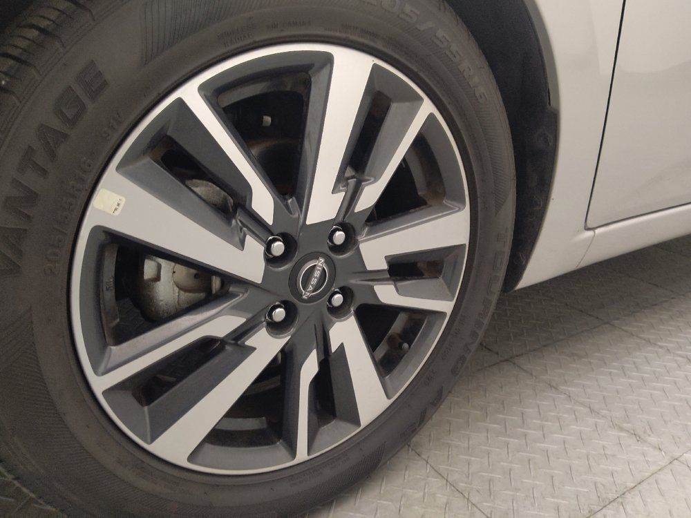 Used 2025 Nissan Versa SV FWD image 31