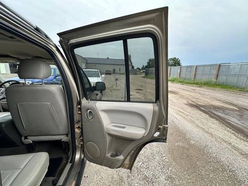 Used 2005 Jeep Liberty Limited AWD/4WD image 27