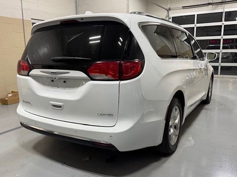 Used 2020 Chrysler Pacifica Limited image 11