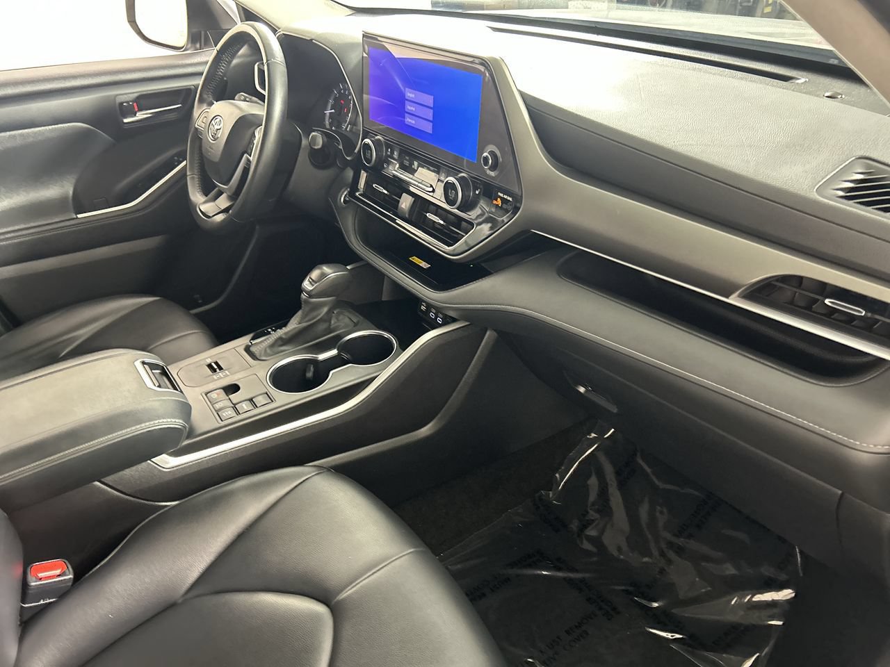 Used 2024 Toyota Highlander XLE FWD image 28