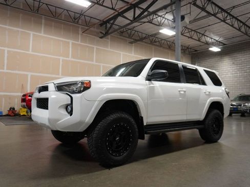 Used 2016 Toyota 4Runner SR5 Premium AWD/4WD image 2