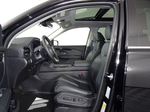 New 2025 Honda Pilot Touring image 4