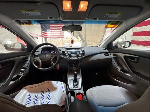 Used 2015 Hyundai Elantra SE image 25