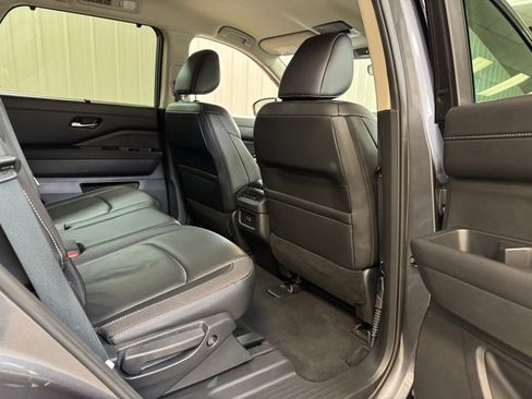Used 2025 Nissan Pathfinder SL image 24
