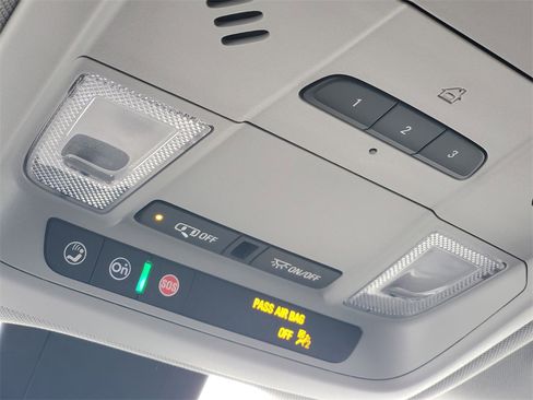 Used 2024 GMC Terrain SLT image 19