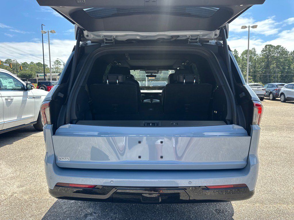 New 2025 Lincoln Navigator Reserve w/ Jet Appearance Package AWD/4WD image 17