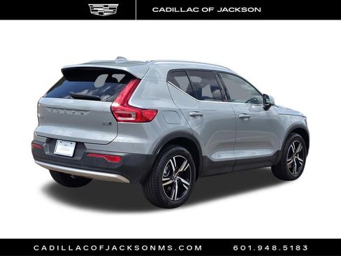 Used 2024 Volvo XC40 B5 Core image 5