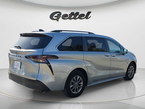 Used 2023 Toyota Sienna XLE image 4