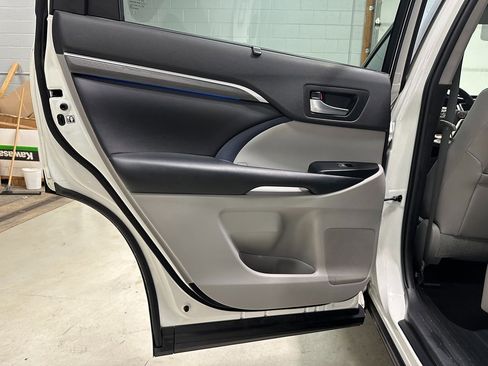 Used 2019 Toyota Highlander Limited image 27