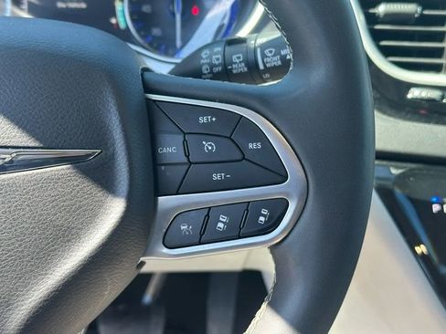 Used 2024 Chrysler Pacifica Touring-L image 15