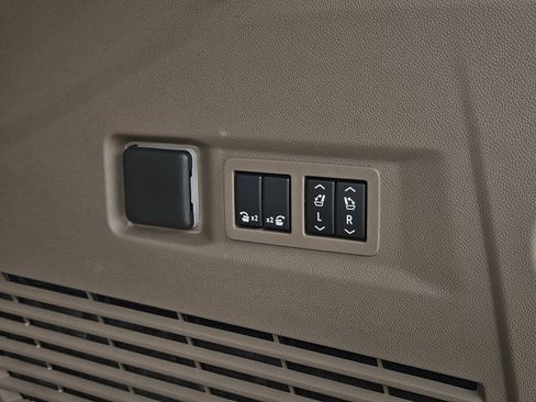 New 2026 GMC Yukon Denali w/ Sun & Power Step Package image 10