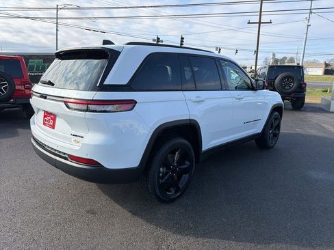 Used 2023 Jeep Grand Cherokee Limited w/ Black Appearance Package image 3