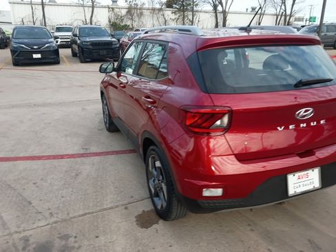 Used 2025 Hyundai Venue SEL image 11