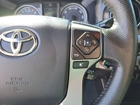 Used 2016 Toyota Tacoma Limited w/ Towing Package image 18