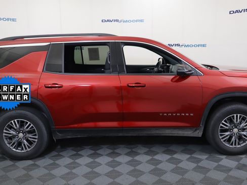 Used 2025 Chevrolet Traverse LT w/ Driver Confidence Package FWD image 5