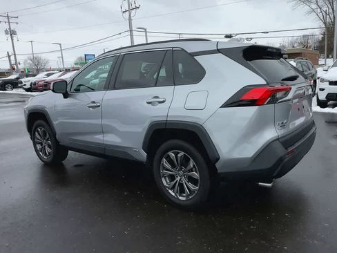 Used 2022 Toyota RAV4 XLE Premium image 6