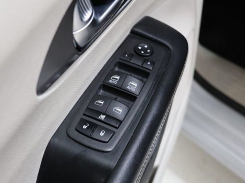 Used 2024 Chrysler Pacifica Touring-L FWD image 19