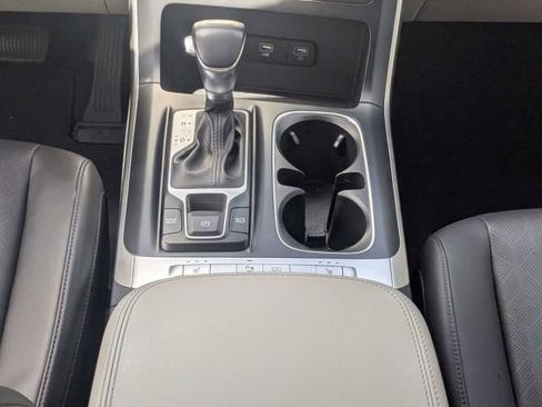 Used 2024 Kia Carnival LX FWD image 3
