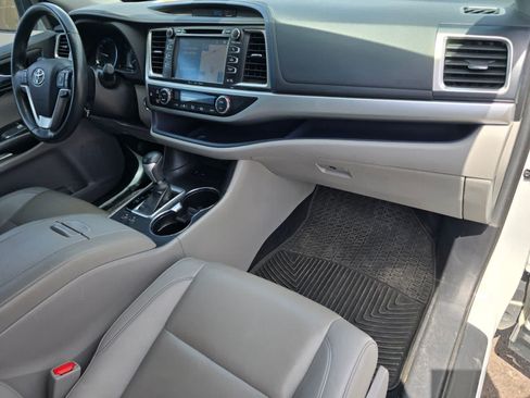 Used 2019 Toyota Highlander XLE w/ Carpet Mat Package (TMS) FWD image 11