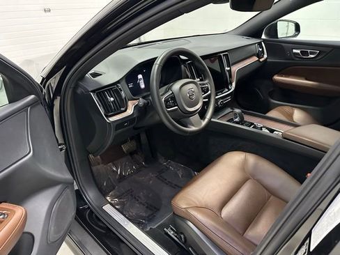 Used 2023 Volvo V60 B5 Cross Country Plus image 10