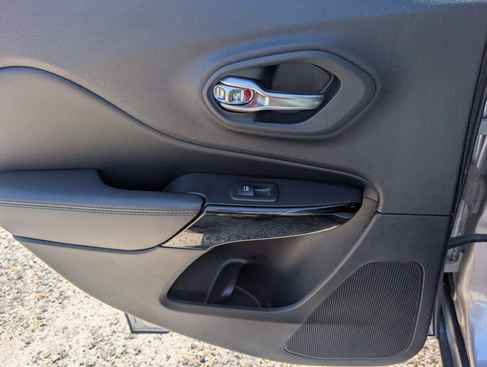 Used 2021 Jeep Cherokee Latitude Plus FWD image 36