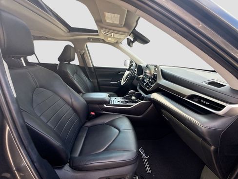 Used 2020 Toyota Highlander XLE image 33
