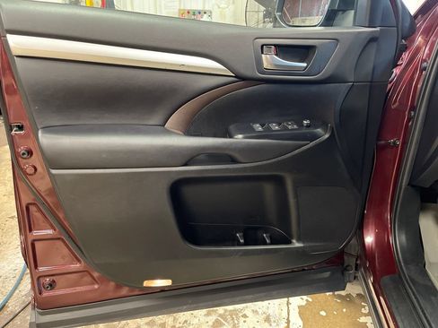 Certified 2019 Toyota Highlander XLE AWD/4WD image 14