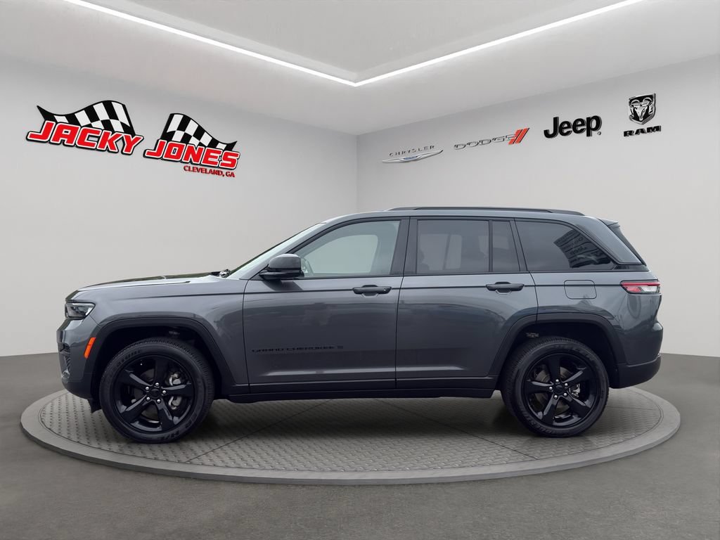Used 2023 Jeep Grand Cherokee Altitude AWD/4WD image 3
