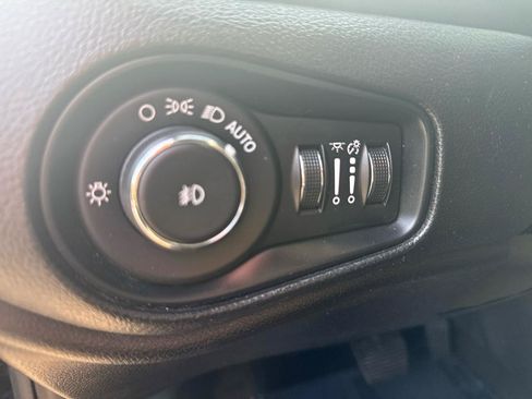 Used 2021 Jeep Renegade Latitude w/ Luxury Group II AWD/4WD image 23